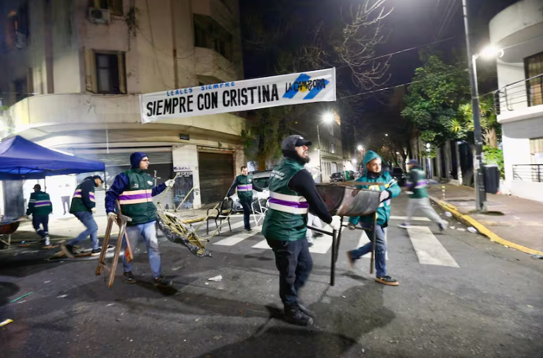 Desalojo sorpresa en Constitución: retiraron a militantes que hacían vigilia frente al domicilio de Cristina Kirchner