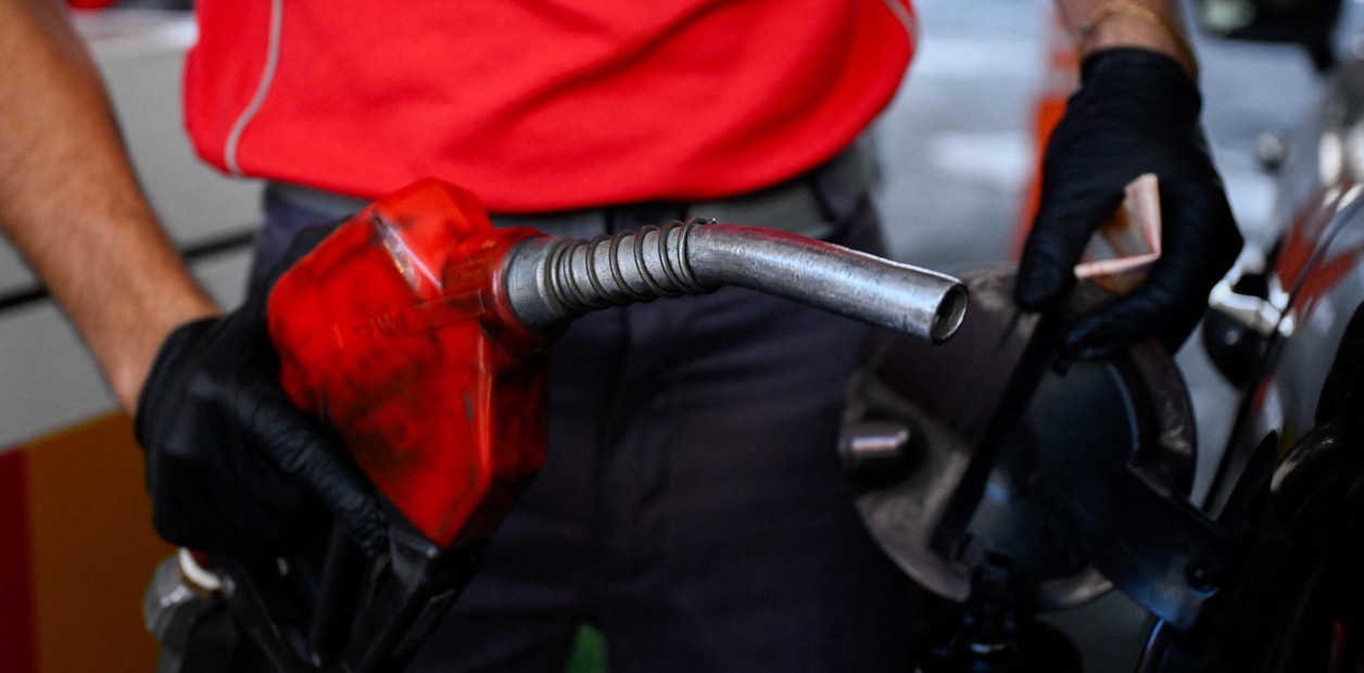 Nafta y gasoil con rebajas de hasta 30% en julio: qué promociones ofrecen YPF, Shell, Axion y Puma