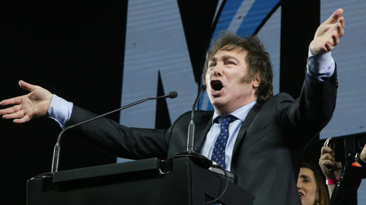 Milei presenta su nuevo libro con show musical en medio del escándalo por la renuncia de Espert