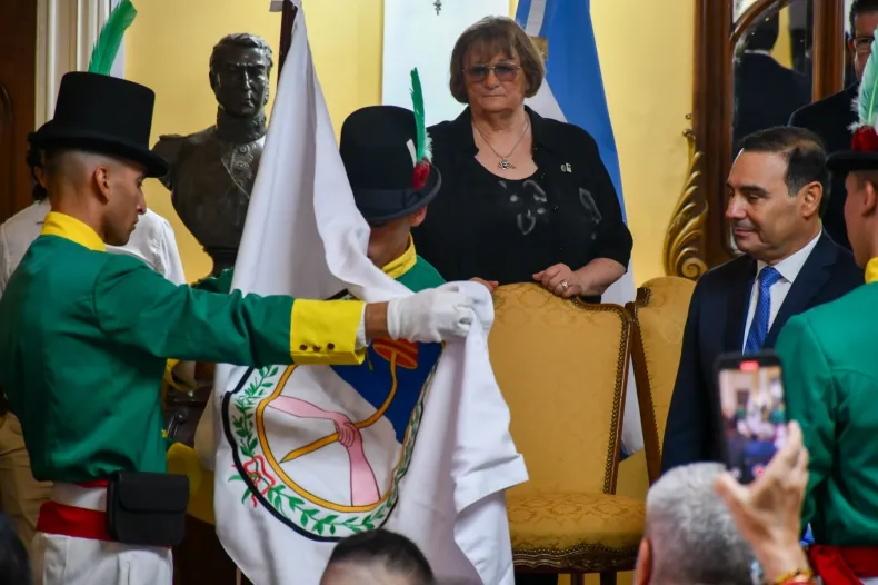 Reconocimiento histórico: Corrientes resguarda la Bandera de la Libertad Civil y Valdés fue condecorado con la Medalla de Oro al Mérito