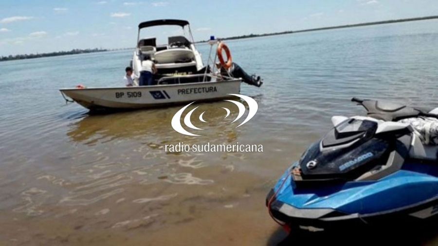 Iban a bordo de una moto de agua, uno cayó al agua y murió ahogado