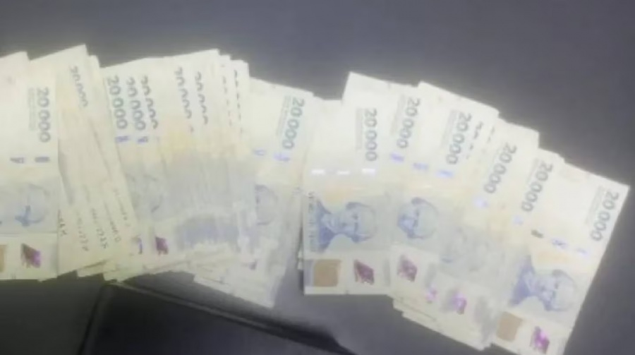 Discutió con su esposa, tiró $8 millones y un vecino se los llevó