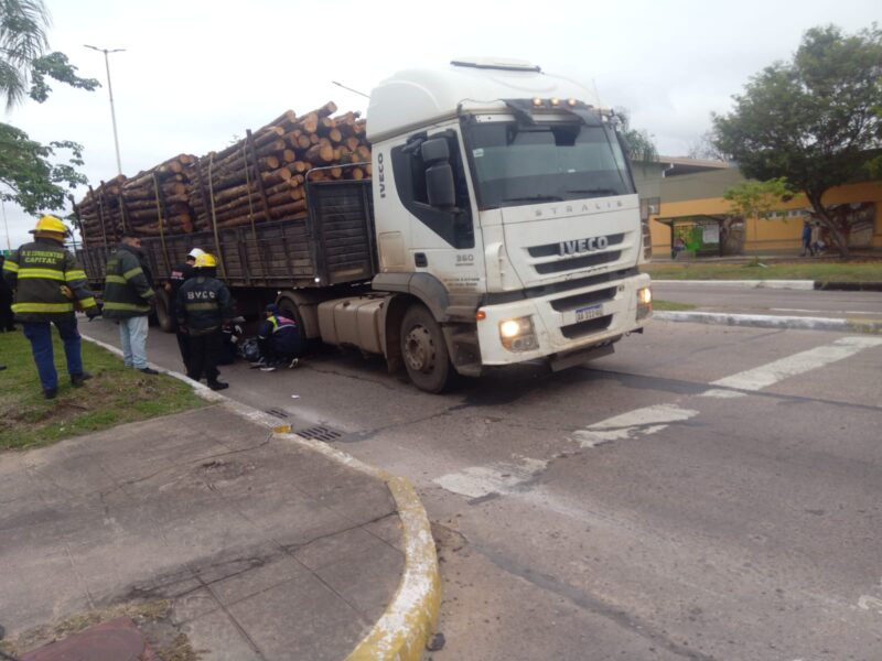UN HOMBRE MURIÓ TRAS ARROJARSE DEBAJO DE UN CAMIÓN EN AVENIDA FERRÉ